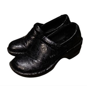 B.O.C. WOMEN'S SIZE 6 BLACK EMBOSSED LEATHER CLOGS.